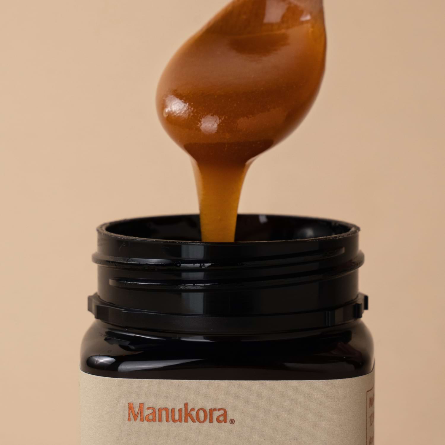 People holding honey with a 'Kickstart your year with our 21-Day Challenge' message.