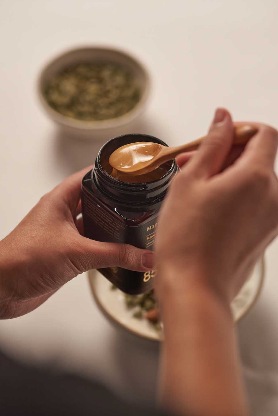 Manuka Honey for Healthy Aging: Incorporating Manuka into Your Daily Routine